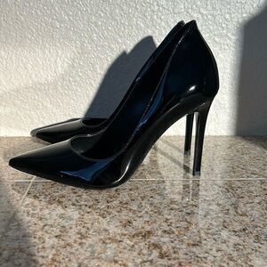 Michael Kors black gloss pump